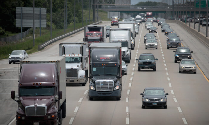 Tòa Bạch Ốc ra lệnh tạm thời nâng trọng tải hàng hóa cho xe tải