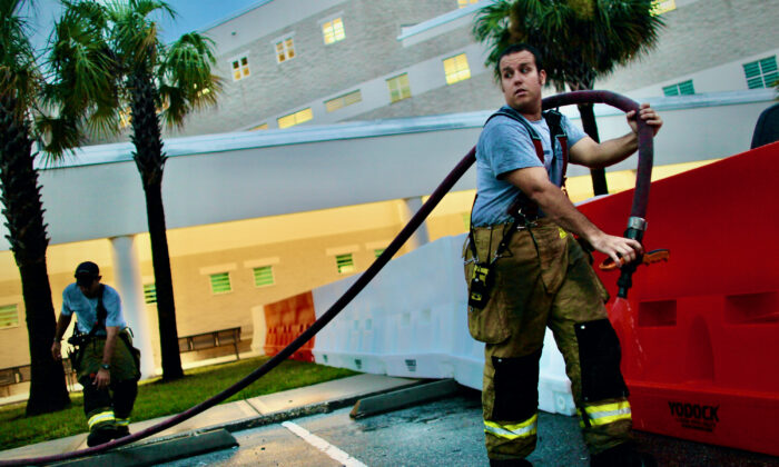 Florida: Nhân viên cứu hỏa nói lệnh chích ngừa gây ra rạn nứt giữa các nhân viên dẫn đến ảnh hưởng an toàn công cộng