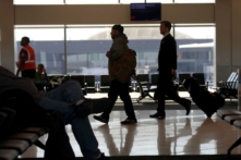 Thêm các hãng hàng không Hoa Kỳ áp đặt lệnh bắt buộc chích ngừa: American, Alaska, JetBlue