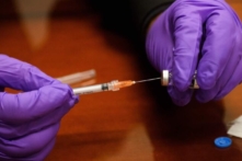 Những người hoài nghi về vaccine COVID-19 này là ai và họ tin vào điều gì?