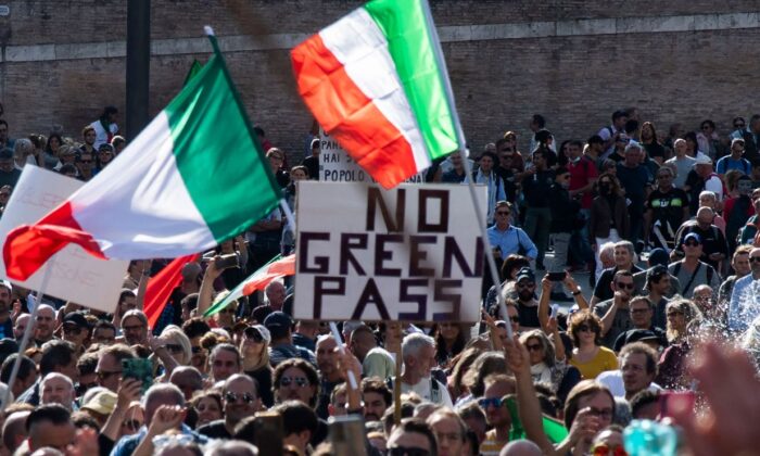 Các cuộc biểu tình nổ ra trên khắp nước Ý phản đối lệnh bắt buộc chích ngừa