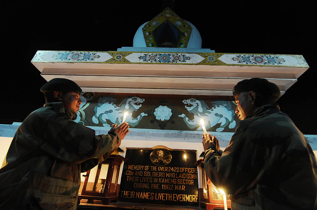 binh sĩ ấn trung đụng độ nhau