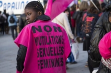 Thẩm phán liên bang bác bỏ các cáo buộc về cắt bộ phận sinh dục nữ