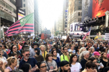 Hàng ngàn người phản đối các lệnh bắt buộc chích ngừa tại ‘Cuộc biểu tình vì tự do trên Đại lộ Broadway’