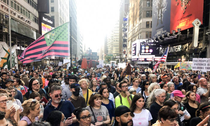 Hàng ngàn người phản đối các lệnh bắt buộc chích ngừa tại ‘Cuộc biểu tình vì tự do trên Đại lộ Broadway’