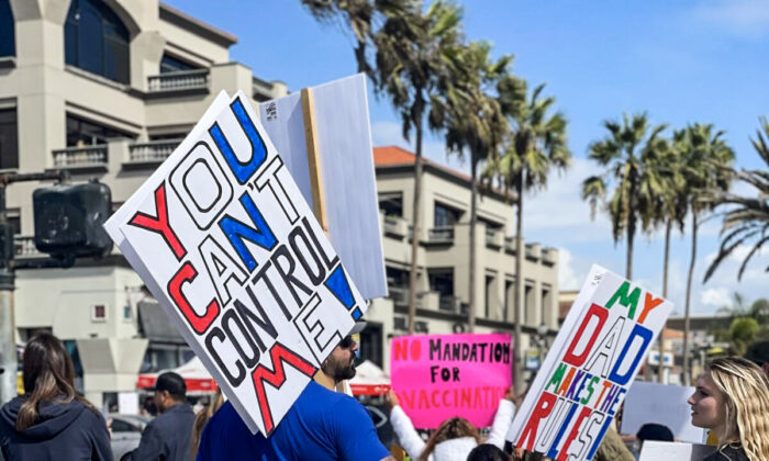 California: Hàng ngàn bậc cha mẹ phản đối lệnh chích ngừa bắt buộc của Thống đốc Newsom đối với học sinh