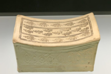 Nguồn gốc huyền bí của chiếc gối