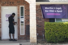 Số ca phá thai ở Texas giảm 50% sau khi lệnh cấm có hiệu lực