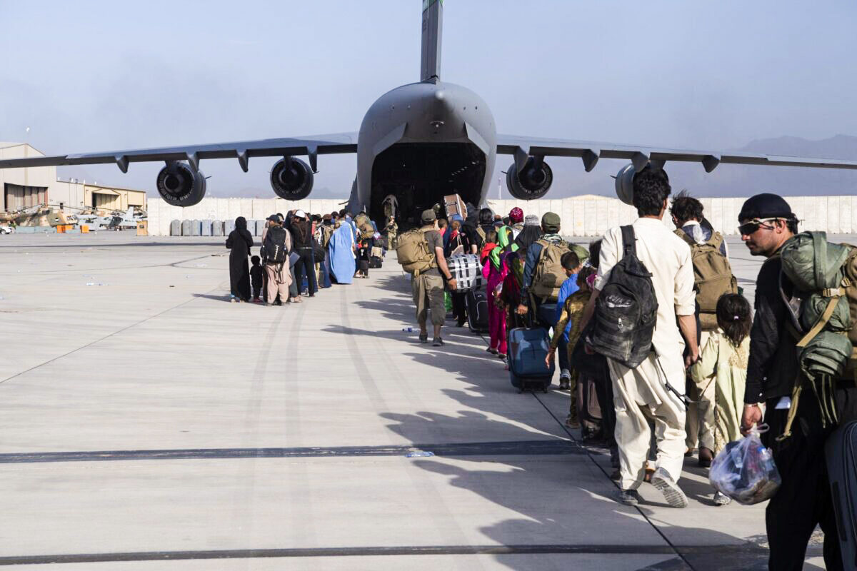 Phiên dịch viên người Afghanistan giúp giải cứu Tổng thống Biden vào năm 2008 rời Afghanistan
