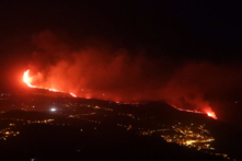 Núi lửa Tây Ban Nha tiếp tục phun trào, thêm hàng nghìn người phải di tán