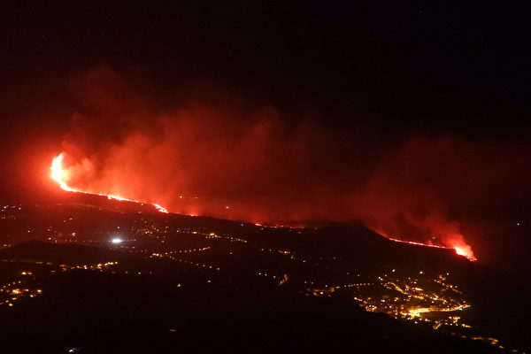 Núi lửa Tây Ban Nha tiếp tục phun trào, thêm hàng nghìn người phải di tán