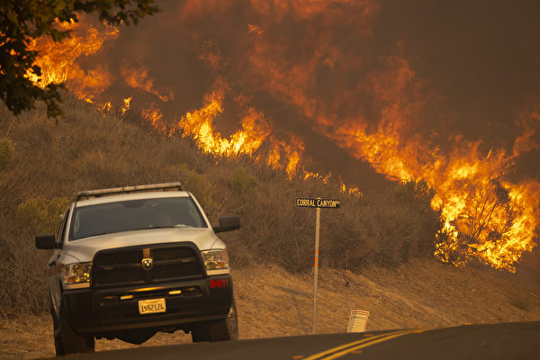 Chùm ảnh: Cháy rừng lan rộng ở California, quận Santa Barbara ban bố tình trạng khẩn cấp