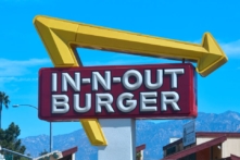 In-N-Out của California ngừng hoạt động vì từ chối kiểm tra tình trạng chích ngừa của khách hàng