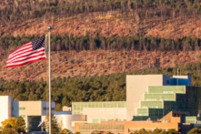 185 nhân viên rời khỏi Phòng thí nghiệm Vũ khí Hạt nhân Los Alamos do lệnh bắt buộc chích ngừa