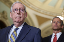 Ông McConnell yêu cầu Tổng Chưởng lý giải thích chỉ thị của DOJ trừng trị các cuộc biểu tình của bậc cha mẹ
