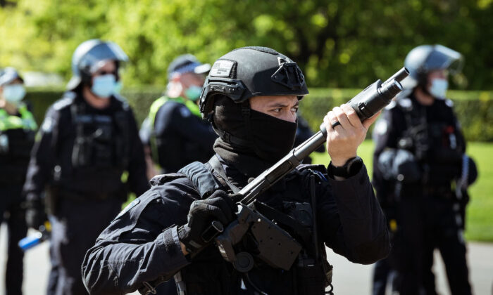 Úc: Cảnh sát từ chức khi lực lượng đối xử với người biểu tình COVID-19 ‘như những kẻ xâm lược ngoại bang’