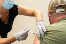 Ngũ Giác Đài đối mặt với vụ kiện tập thể vì lệnh bắt buộc chích ngừa