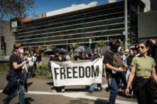 Người Úc biểu tình ở Melbourne sau khi công bố lệnh chích ngừa mới trên diện rộng