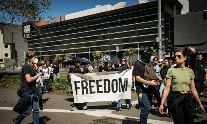 Người Úc biểu tình ở Melbourne sau khi công bố lệnh chích ngừa mới trên diện rộng