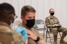 Hàng trăm ngàn quân nhân Hoa Kỳ vẫn chưa chích ngừa khi thời hạn đang đến dần