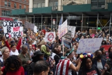 New York City: Các giáo viên chưa chích ngừa cần từ bỏ quyền khởi kiện để được hưởng 1 năm các quyền lợi y tế