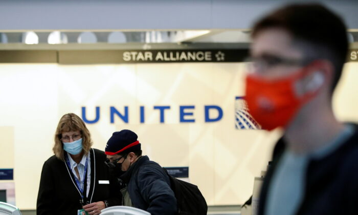 United Airlines sắp chấm dứt hợp đồng với 593 nhân viên vì từ chối chích vaccine COVID-19