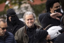 Cố vấn Steve Bannon của ông Trump trình diện trước FBI, được tại ngoại hầu tra sau khi cam kết trước tòa