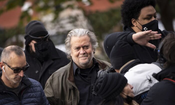 Cố vấn Steve Bannon của ông Trump trình diện trước FBI, được tại ngoại hầu tra sau khi cam kết trước tòa