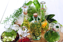 Giấm thảo mộc thơm tho: Món quà thanh nhã cho kỳ nghỉ