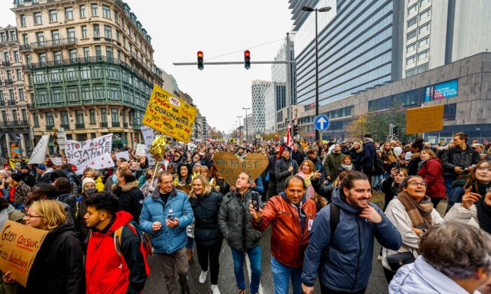 Bỉ: 35,000 người tuần hành phản đối quy định COVID-19 ở Brussels, hàng chục vụ bắt giữ