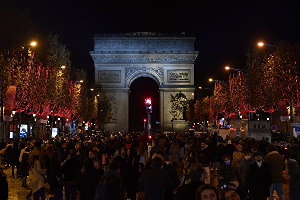 Chùm ảnh: Lễ thắp sáng Giáng Sinh năm 2021 trên đại lộ Champs Elysees ở Paris