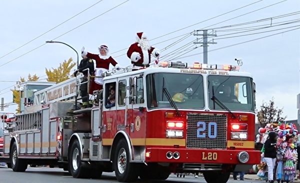 Cô Tina Loughrin và chồng đóng vai ông già Noel và bà Santa Claus trong Cuộc diễn hành Ngày Lễ Tạ ơn