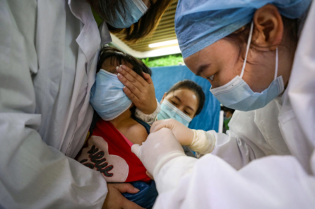 Mắc kẹt trong thành phố ‘bị tê liệt’: Cái giá phải trả cho chính sách ‘không COVID’ của Trung Quốc