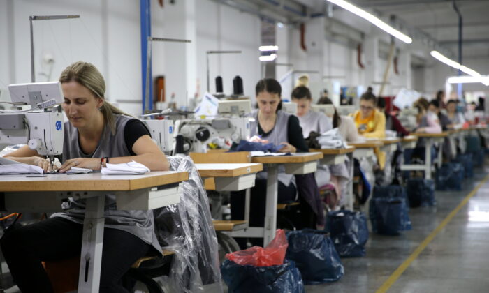 Sự rối loạn chuỗi cung ứng buộc ngành sản xuất thời trang rút khỏi thị trường Á Châu