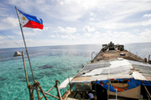 Philippines tiếp tế tiền đồn quân sự trên bãi cạn tranh chấp sau khi bị Trung Quốc bao vây