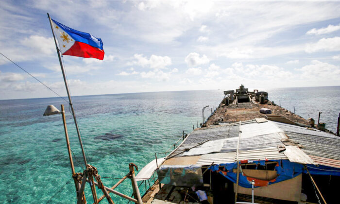 Philippines tiếp tế tiền đồn quân sự trên bãi cạn tranh chấp sau khi bị Trung Quốc bao vây