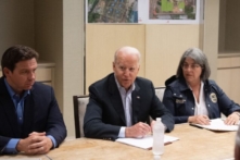 Thống đốc Florida DeSantis đe dọa sẽ gửi những người nhập cư bất hợp pháp đến tiểu bang quê hương Tổng thống Biden