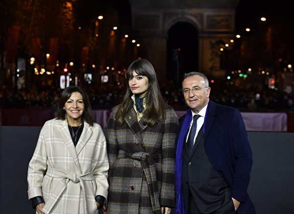 Chùm ảnh: Lễ thắp sáng Giáng Sinh năm 2021 trên đại lộ Champs Elysees ở Paris