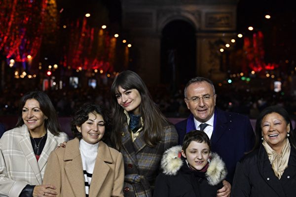 Chùm ảnh: Lễ thắp sáng Giáng Sinh năm 2021 trên đại lộ Champs Elysees ở Paris