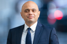 Bộ trưởng Y tế Anh Quốc bình luận về lệnh bắt buộc chích ngừa 