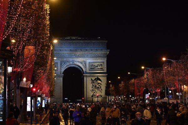 Chùm ảnh: Lễ thắp sáng Giáng Sinh năm 2021 trên đại lộ Champs Elysees ở Paris