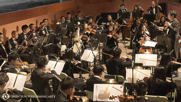 Shen Yun kết hợp âm nhạc cổ điển Trung Hoa vào dàn nhạc giao hưởng Tây phương như thế nào? 