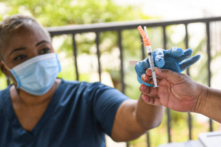 Chính phủ TT Biden hoãn thi hành lệnh chích ngừa liên bang ra đầu năm mới