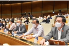 Việt Nam: Quốc hội lùi thời điểm điều chỉnh chính sách tiền lương; giảm đất lúa, tăng đất KCN