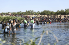 Chính phủ TT Biden gửi giấy thông báo hầu tòa cho hàng chục ngàn người nhập cư bất hợp pháp