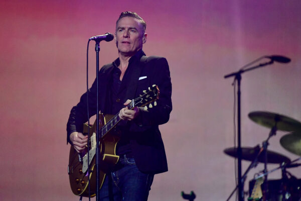 Ca sĩ Bryan Adams xét nghiệm dương tính với COVID-19 lần thứ hai trong vòng một tháng