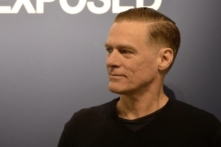 Ca sĩ Bryan Adams xét nghiệm dương tính với COVID-19 lần thứ hai trong vòng một tháng