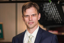 Giáo sư y khoa đệ đơn kiện nhà trường vì quy định bắt buộc chích vaccine