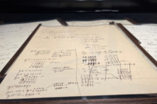 Bản ghi chép và phác thảo của Einstein về Thuyết tương đối được bán với giá 13 triệu USD