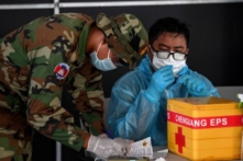 Quân đội Trung Quốc đang thúc đẩy ‘ngoại giao vaccine’ của Bắc Kinh